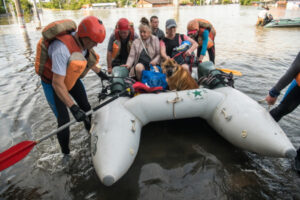 Ewakuacja mieszkańców miasta z zalanych terenów w Chersoniu, 7.06.2023 r. (Vladyslav Musiienko / PAP)