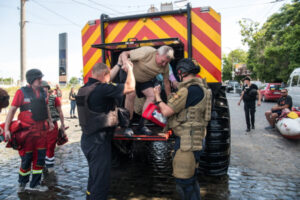 Trwa ewakuacja po wysadzeniu tamy na Dnieprze, ściągamy ludzi z dachów –  mówi wolontariusz z Chersonia