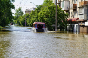 Ewakuacja mieszkańców miasta z zalanych terenów w Chersoniu, 7.06.2023 r. (Alena Solomonova / PAP)