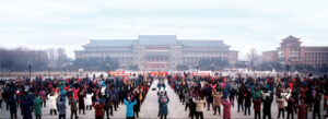 Ludzie zbierają się w parku w Changchun w prowincji Jilin, aby praktykować Falun Gong w 1998 r., jeszcze przed prześladowaniami (dzięki uprzejmości Minghui.org)