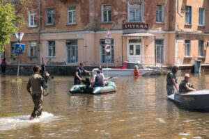 Ewakuacja mieszkańców miasta z zalanych terenów w Chersoniu, 9.06.2023 r. (Vladyslav Musiienko / PAP)