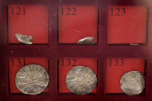 Część „Skarbu z Trójcy”, średniowieczne srebrne monety przekazane do zbiorów Muzeum Zamkowego w Sandomierzu, Sala Rycerska Zamku Królewskiego, 15.06.2023 r. (Piotr Polak / PAP)