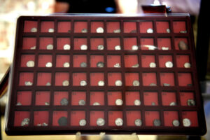 Średniowieczne srebrne monety stanowiące część „Skarbu z Trójcy”, przekazane do zbiorów Muzeum Zamkowego w Sandomierzu, Sala Rycerska Zamku Królewskiego, 15.06.2023 r. (Piotr Polak / PAP)