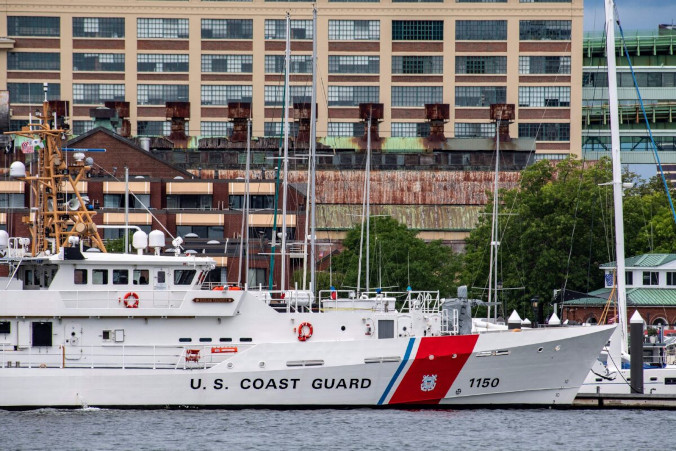 Okręt Straży Przybrzeżnej USA stoi w porcie Boston Harbor naprzeciwko Posterunku Straży Przybrzeżnej USA, U.S. Coast Guard Station Boston, 19.06.2023 r. (Joseph Prezioso/AFP via Getty Images)