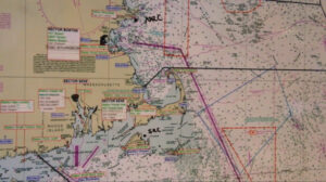 Kadr z filmu udostępnionego przez Straż Przybrzeżną Stanów Zjednoczonych przedstawiający mapę morską Oceanu Atlantyckiego u wybrzeży Cape Cod w stanie Massachusetts, w czasie gdy strażnicy koordynują działania poszukiwawcze w First District Command Center, aby odnaleźć łódź podwodną Titan, liczącą 21-stóp, Boston, Massachusetts, USA, 21.06.2023 r. (PETTY OFFICER 3RD CLASS LOGAN KACZMAREK/PAP/EPA)