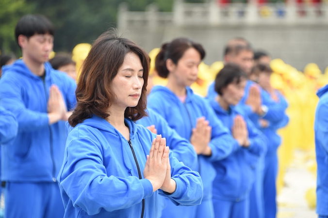 Praktykujący Falun Gong wykonują ćwiczenia podczas wydarzenia z okazji Światowego Dnia Falun Dafa, Tajpej, Tajwan, 1.05.2021 r. (Sun Hsiang-yi / The Epoch Times)