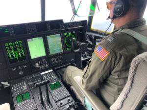 Członkowie załogi Posterunku Powietrznego Straży Przybrzeżnej w Elizabeth City, stan Karolina Północna, na pokładzie samolotu HC-130 Hercules, pomagający w poszukiwaniach Titana, ok. 900 mil na wschód od Cape Cod, Boston w stanie Massachusetts, USA, 21.06.2023 r. Zdjęcie udostępnione przez Straż Przybrzeżną Stanów Zjednoczonych, wydane 22.06.2023 r. (PETTY OFFICER 1ST CLASS AMBER HOWIE HANDOUT/PAP/EPA)