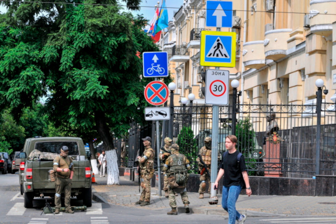 Żołnierze prywatnej firmy wojskowej, PMC, Grupa Wagnera blokują ulicę w centrum Rostowa nad Donem w południowej Rosji, 24.06.2023 r. (ARKADY BUDNITSKY/PAP/EPA)