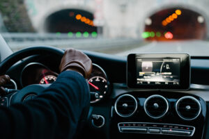 Muzyka słuchana w trakcie jazdy wpływa na nasze bezpieczeństwo – mówi ekspert