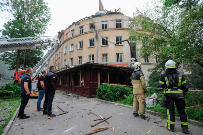 Ukraińscy ratownicy i policjanci pracują w miejscu uderzenia rakiety w blok mieszkalny we Lwowie, Ukraina, 6.07.2023 r. (MYKOLA TYS/PAP/EPA)