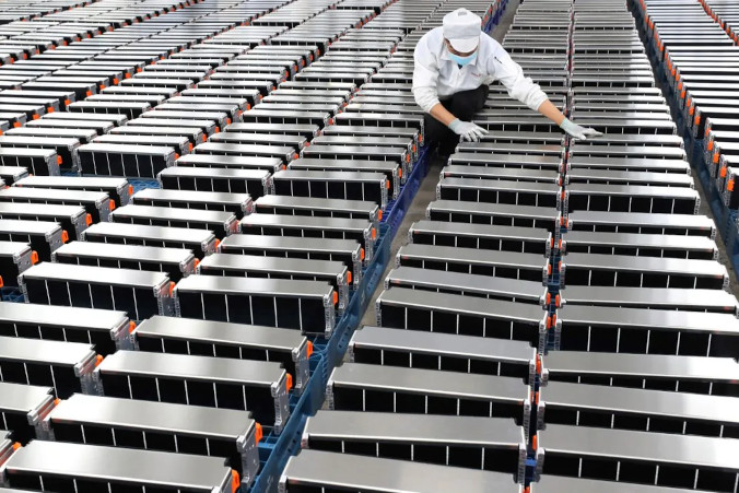 Pracownik przy bateriach samochodowych w fabryce produkującej baterie litowe do samochodów elektrycznych i innych zastosowań, Nanjing w prowincji Jiangsu na wschodzie Chin, 12.03.2021 r. (STR/AFP via Getty Images)