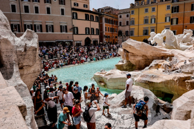 Ludzie podczas upalnego letniego dnia przy Fontannie di Trevi w Rzymie, Włochy, 8.07.2023 r. (FABIO FRUSTACI/PAP/EPA)