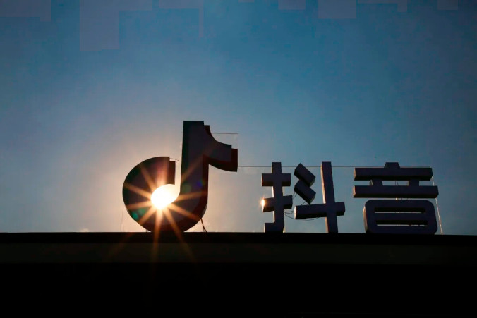 Symbol TikToka (Douyin) na centrum handlowym „The Place” w Pekinie o zmierzchu, 22.08.2020 r. (VCG/VCG via Getty Images)