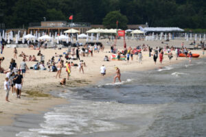 Czerwone flagi na plaży w Sopocie, 11.07.2023 r. Z powodu zakwitu sinic zamkniętych było 11 kąpielisk w Trójmieście (Adam Warżawa / PAP)