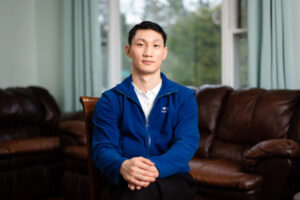 Steven Wang, pierwszy tancerz Shen Yun, w swoim domu w stanie Nowy Jork, 31.03.2023 r. (Samira Bouaou / The Epoch Times)