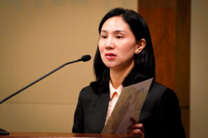 Lydia Wang przemawia podczas wysłuchania dotyczącego prześladowań Falun Gong, Kapitol w Waszyngtonie, 23.05.2023 r. (Madalina Vasiliu / The Epoch Times)