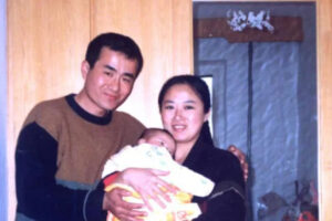 Niegdyś szczęśliwa rodzina: Qu Hui (po lewej), kasjer w Dalian Seaport, Liu Xinying (po prawej), pielęgniarka w Szpitalu Położniczo-Ginekologicznym w Dalian, oraz ich córeczka (Minghui.org)