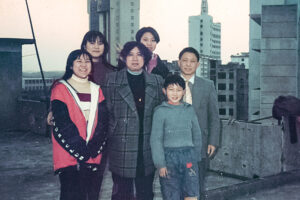 Steven Wang (drugi po prawej) z rodziną w Chinach w 1996 r. Jego matka Liu Aihua (pośrodku) została za wiarę skazana na 4 lata więzienia w marcu 2023 r. (fot. dzięki uprzejmości Stevena Wanga)