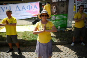 Praktykujący Falun Dafa w Bułgarii upamiętnili 24. rocznicę prześladowań wymierzonych przez KPCh w tę duchową dyscyplinę – fotorelacja