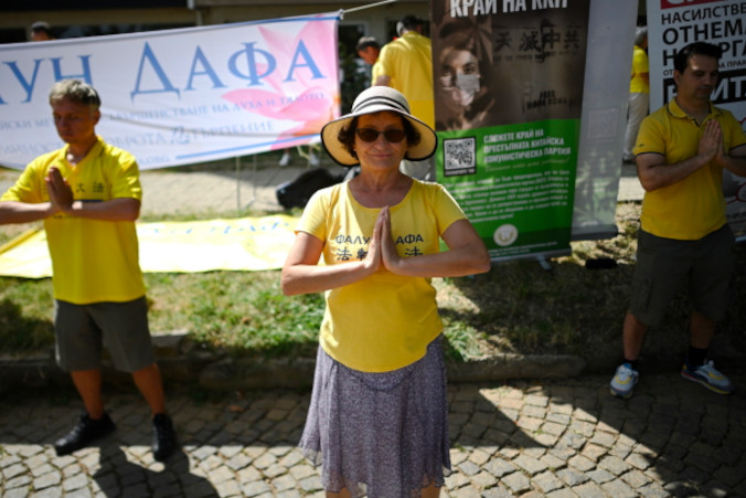 Członkowie bułgarskiego stowarzyszenia Falun Dafa wykonują tradycyjną praktykę podczas cichego protestu przed ambasadą Chin w Sofii, Bułgaria, 20.07.2023 r. Protest upamiętnia 24. rocznicę rozpoczęcia masowej kampanii przeciwko Falun Dafa w dniu 20 lipca 1999 r., kiedy to chiński reżim komunistyczny rozpoczął represje i prześladowania Falun Gong i jego zwolenników w Chinach. Brutalne represje, które obejmują również przymusowe pobieranie narządów od żyjących wyznawców duchowej dyscypliny Falun Dafa w Chinach, znanej również jako Falun Gong, trwają od 24 lat (VASSIL DONEV / PAP/EPA)