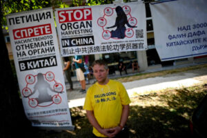 Członek bułgarskiego stowarzyszenia Falun Dafa uczestniczy w cichym proteście przed ambasadą Chin w Sofii, Bułgaria, 20.07.2023 r. Protest upamiętnia 24. rocznicę rozpoczęcia masowej kampanii przeciwko Falun Dafa w dniu 20 lipca 1999 r., kiedy to chiński reżim komunistyczny rozpoczął represje i prześladowania Falun Gong i jego zwolenników w Chinach. Brutalne represje, które obejmują również przymusowe pobieranie narządów od żyjących wyznawców duchowej dyscypliny Falun Dafa w Chinach, znanej również jako Falun Gong, trwają od 24 lat (VASSIL DONEV/PAP/EPA)