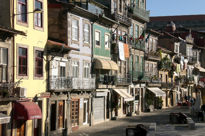 Portugalski parlament zatwierdził rządowy projekt ustawy o mieszkalnictwie, który zobowiązuje posiadaczy pustych domów do ich wynajęcia. Na zdjęciu ilustracyjnym ulica w Porto, Portugalia (<a href="https://pixabay.com/pl/users/bildundso-584238/?utm_source=link-attribution&amp;utm_medium=referral&amp;utm_campaign=image&amp;utm_content=532581">bildundso</a> / <a href="https://pixabay.com/pl//?utm_source=link-attribution&amp;utm_medium=referral&amp;utm_campaign=image&amp;utm_content=532581">Pixabay</a>)