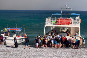 Polski turysta na Rodos o ewakuacji: Z plaży przy hotelu zabrały nas motorówki