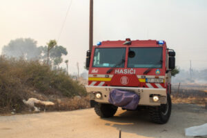 Wóz strażacki ze Słowacji działający podczas pożaru w miejscowości Kiotari na wyspie Rodos w Grecji, 22.07.2023 r. (DAMIANIDIS LEFTERIS/PAP/EPA)
