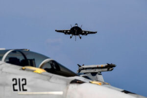 Myśliwiec F-18 Hornet przygotowuje się do lądowania na pokładzie lotniskowca USS Harry S. Truman we wschodniej części Morza Śródziemnego, 8.05.2018 r. (Aris Messinis/AFP/Getty Images)