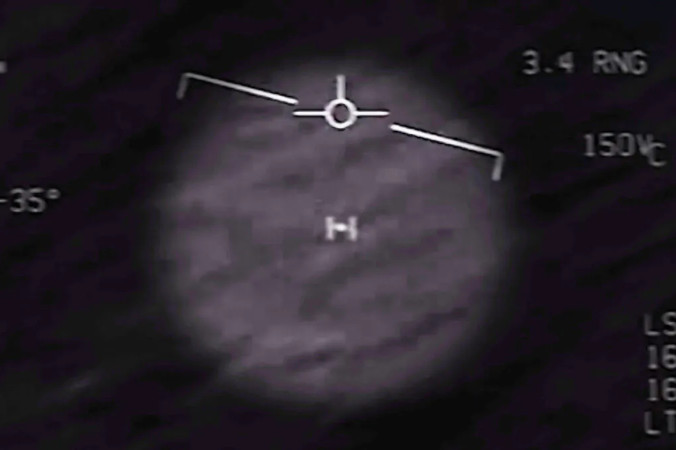 Kadr z GO FAST, oficjalnego wideo rządu USA dotyczącego niezidentyfikowanych zjawisk powietrznych, UAP, zarejestrowanego w 2015 r. (U.S. Navy)
