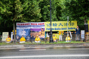 Cichy apel praktykujących Falun Dafa pod Kancelarią Premiera w 24. rocznicę rozpoczęcia przez Komunistyczną Partię Chin prześladowań wymierzonych w tę duchową dyscyplinę, Warszawa, 20.07.2023 r. (Karolina Olejniczak / The Epoch Times)