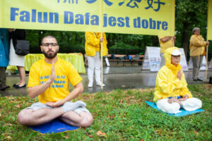 Praktykujący Falun Dafa przed Kancelarią Premiera w 24. rocznicę rozpoczęcia przez Komunistyczną Partię Chin prześladowań wymierzonych w tę duchową dyscyplinę, Warszawa, 20.07.2023 r. (Karolina Olejniczak / The Epoch Times)