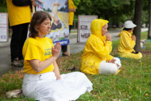 Praktykujący Falun Dafa podczas cichego apelu przed Kancelarią Premiera w 24. rocznicę rozpoczęcia przez Komunistyczną Partię Chin prześladowań wymierzonych w tę duchową dyscyplinę, Warszawa, 20.07.2023 r. (Karolina Olejniczak / The Epoch Times)