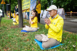 Praktykujący Falun Dafa podczas cichego apelu pod Kancelarią Premiera w 24. rocznicę rozpoczęcia przez Komunistyczną Partię Chin prześladowań wymierzonych w tę duchową dyscyplinę, Warszawa, 20.07.2023 r. (Karolina Olejniczak / The Epoch Times)