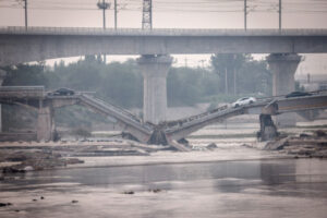 Zawalony most po silnych deszczach i powodziach w dzielnicy Fengtai, na zachód od centrum Pekinu, Chiny, 3.08.2023 r. (MARK R. CRISTINO/PAP/EPA)