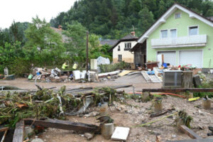 Uszkodzona droga w mieście Škofja Loka w Słowenii, 6.08.2023 r. Słowenia została dotknięta gwałtownymi powodziami po ulewnych deszczach 4 sierpnia. Kraj stanął w obliczu największej klęski żywiołowej w swojej historii – powiedział 5 sierpnia premier Słowenii Robert Golob. Rząd Słowenii oszacował, że zniszczenia dróg, infrastruktury energetycznej, a także setek domów prawdopodobnie przekroczą 500 milionów euro (ZIGA ZIVULOVIC JR/PAP/EPA)