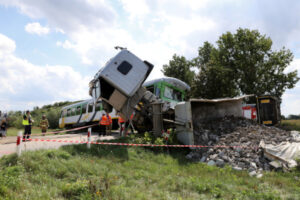 Miejsce zderzenia ciężarówki z szynobusem na niestrzeżonym przejeździe kolejowym w miejscowości Dalanówek, 11.08.2023 r. (Rafał Guz / PAP)