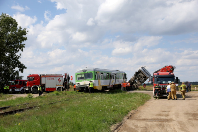 Miejsce zderzenia ciężarówki z szynobusem na niestrzeżonym przejeździe kolejowym w miejscowości Dalanówek, 11.08.2023 r. W wyniku zderzenia poszkodowane zostały 22 osoby. Wstrzymano ruch pociągów na szlaku Nasielsk–Płońsk (Rafał Guz / PAP)