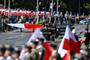 Przez Warszawę przemaszerowała defilada wojskowa pod hasłem „Silna Biało-Czerwona”