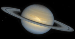 Burza widoczna jako wielka biała plama w atmosferze Saturna, 1994 r. (Reta Beebe – New Mexico State University, D. Gilmore, L. Bergeron – STScI oraz NASA/ESA – <a href="https://esahubble.org/images/opo9453a/">esahubble.org</a> / <a href="https://commons.wikimedia.org/w/index.php?curid=6907074">domena publiczna</a>)