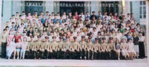 Zheng Zhi (u góry, siódmy po lewej) pozuje z kolegami do zdjęcia dyplomowego w Kolegium Lekarskim niższego stopnia Armii Ludowo-Wyzwoleńczej w Dalian, prowincja Liaoning, 1992 r. (fot. dzięki uprzejmości Zhenga Zhi)