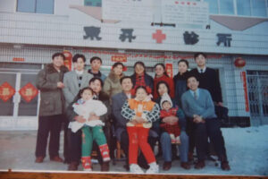 Zheng Zhi (drugi po lewej) z rodziną na niedatowanym zdjęciu przed rodzinną Kliniką Dongsheng w prowincji Liaoning w Chinach (fot. dzięki uprzejmości Zhenga Zhi)