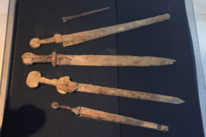 Cztery rzymskie miecze sprzed niemal 2 tys. lat znaleziono w pustynnej jaskini w Izraelu