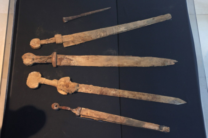 Miecze z okresu rzymskiego, sprzed 1900 lat, znalezione w jaskini na Pustyni Judzkiej zaprezentowane w Narodowym Kampusie Archeologii w Jerozolimie, 6.09.2023 r. Cztery miecze z okresu rzymskiego zostały znalezione 1 lipca tego roku przez archeologów Izraelskiego Urzędu ds. Starożytności w jaskini 400 m na północ od Ein Gedi na Pustyni Judzkiej (ABIR SULTAN/PAP/EPA)
