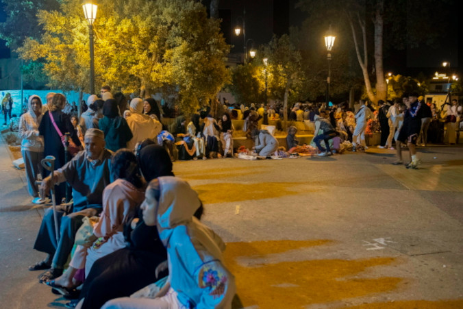 Ludzie szukają bezpiecznego miejsca na zewnątrz budynków po trzęsieniu ziemi w Rabacie, Maroko, 8.09.2023 r. (Jalal Morchidi/PAP/EPA)