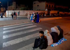Ludzie szukają schronienia na zewnątrz budynków po trzęsieniu ziemi w Rabacie, Maroko, 8.09.2023 r. (Jalal Morchidi/PAP/EPA)