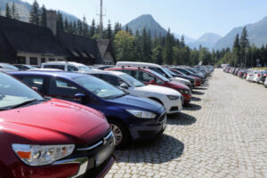Zapełniony parking w okolicy Rusinowej Polany w Tatrach, 9.09.2023 r. (Grzegorz Momot / PAP)