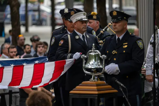 Strażacy i policjanci biorą udział w ceremonii w Miejscu Pamięci i Muzeum 9/11, Ground Zero na dolnym Manhattanie, podczas uroczystości upamiętniających 22. rocznicę zamachów na WTC, Nowy Jork, 11.09.2023 r. (Spencer Platt / Getty Images)