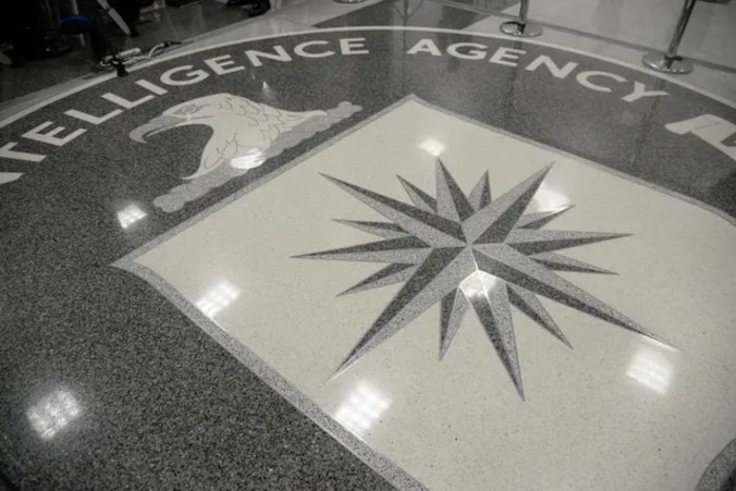 Logo CIA w siedzibie głównej CIA, Langley w stanie Wirginia, 21.01.2017 r. (Olivier Doulier/Pool/Getty Images)