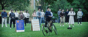 Studenci przyłączają się do innych podczas wykonywania pokojowych ćwiczeń Falun Gong w parku w Chinach, scena z filmu „Nieuciszeni” (dzięki uprzejmości Flying Cloud Productions)